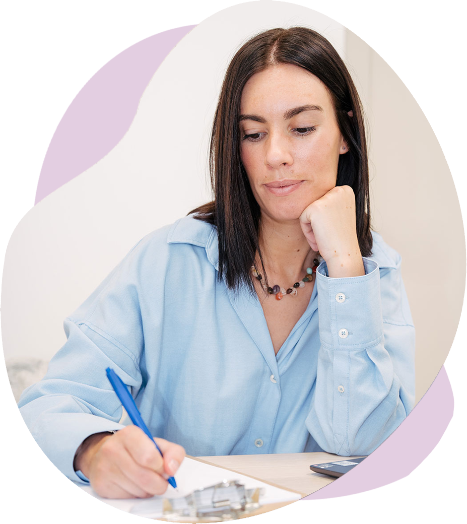Luc&iacute;a Men&eacute;ndez escribiendo en su escritorio